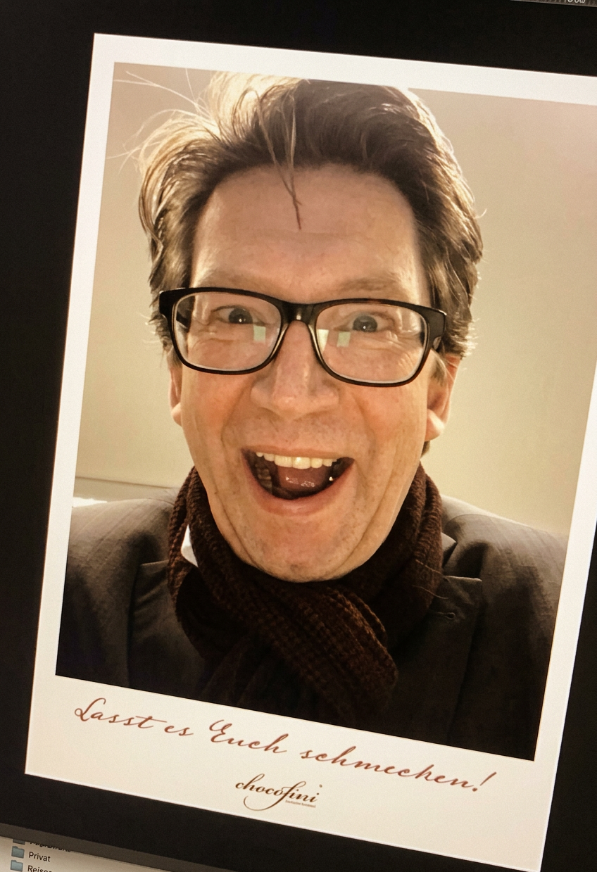 Persönliche Selfie-Karte mit handgeschriebenem Gruß und Chocofini-Branding
